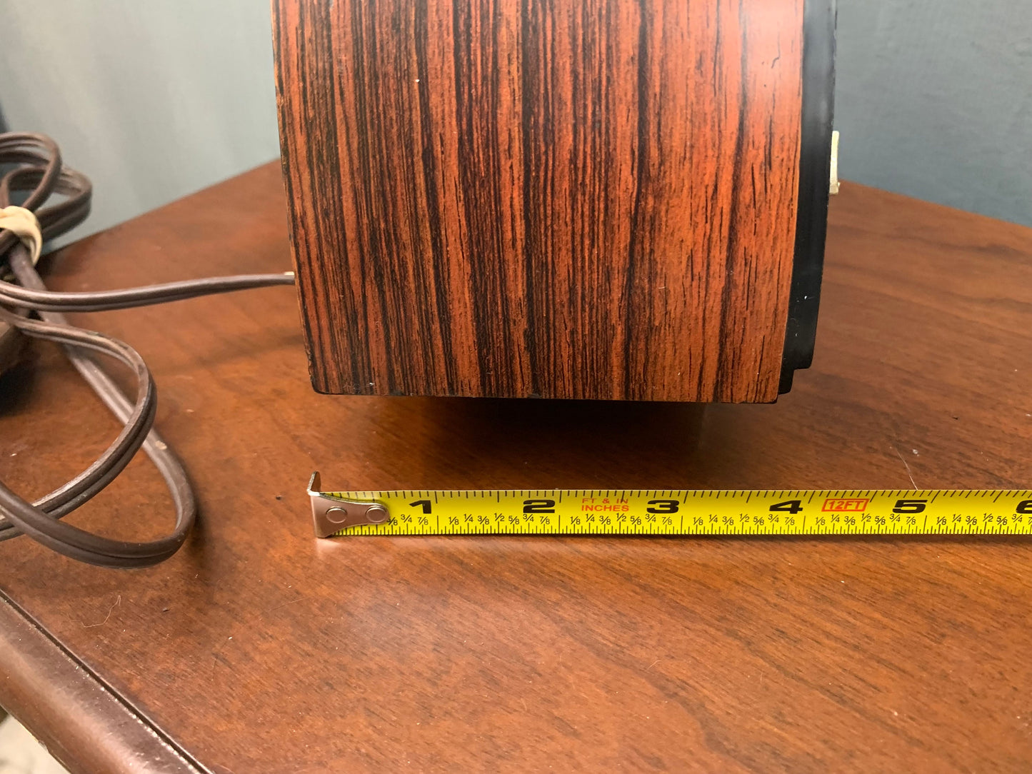 Super Rare Mid Century Modern clock radio working! I could only only find in Museums to compare to.